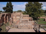 04016 ostia - regio i - insula v-vi - portico est e ovest di pio ix and loggias (i,v,2 - i,vi,1) - cardo maximus - bli ri norden - ri tiber - 09-2022.jpg